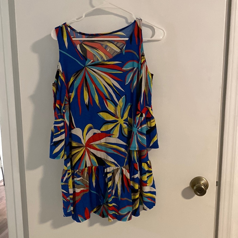 Women’s peekaboo sleeve top